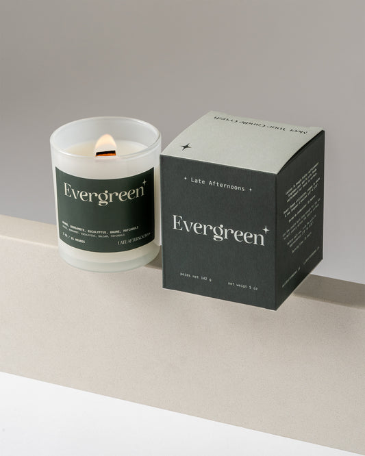 Bougie Evergreen et sa boîte, herbe, bergamote, eucalyptus et patchouli, bougie à mèche de bois en cire de coco et soya coulée à la main à Montréal
