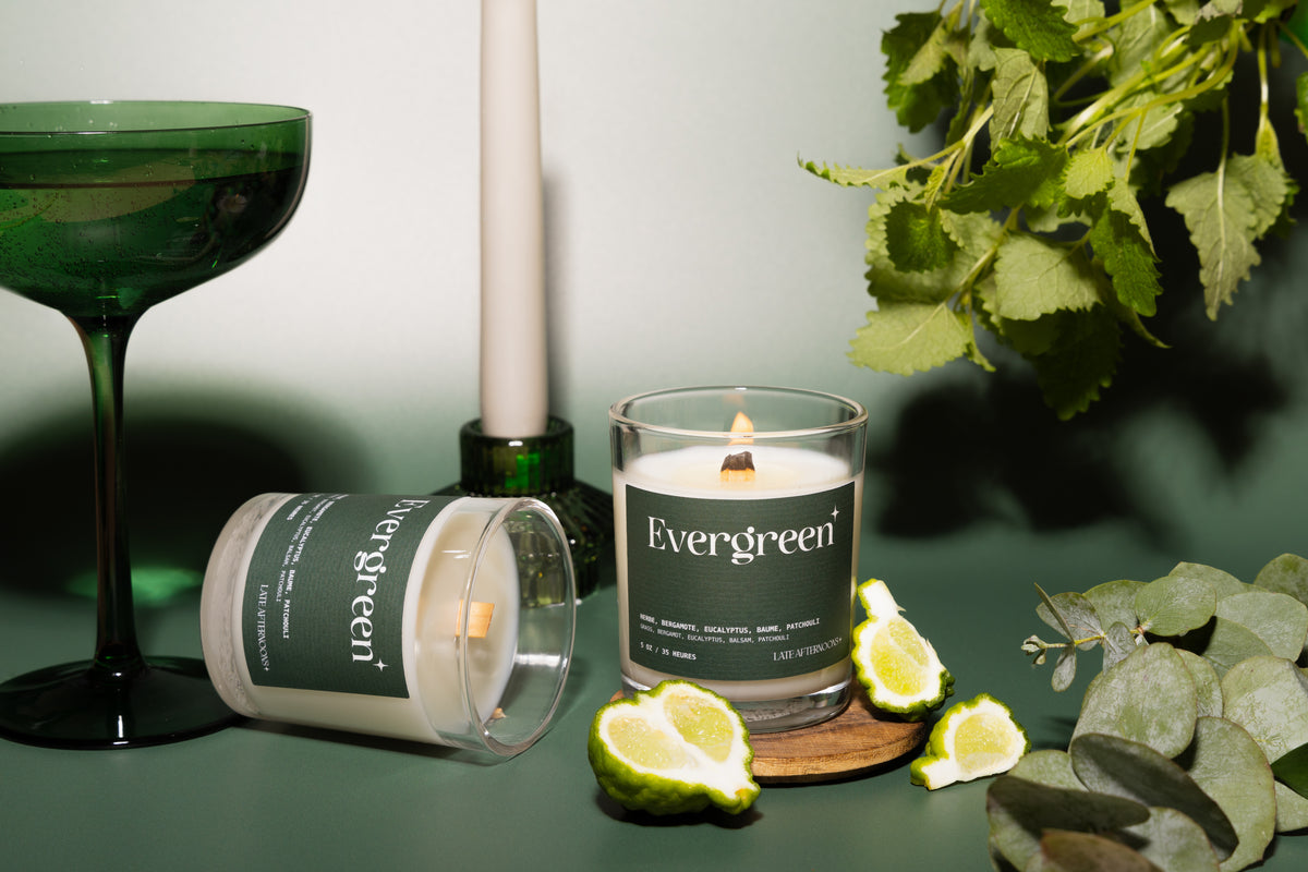 Bougie Evergreen allumée avec un verre coupe vert, de la lime et de l'eucalyptus