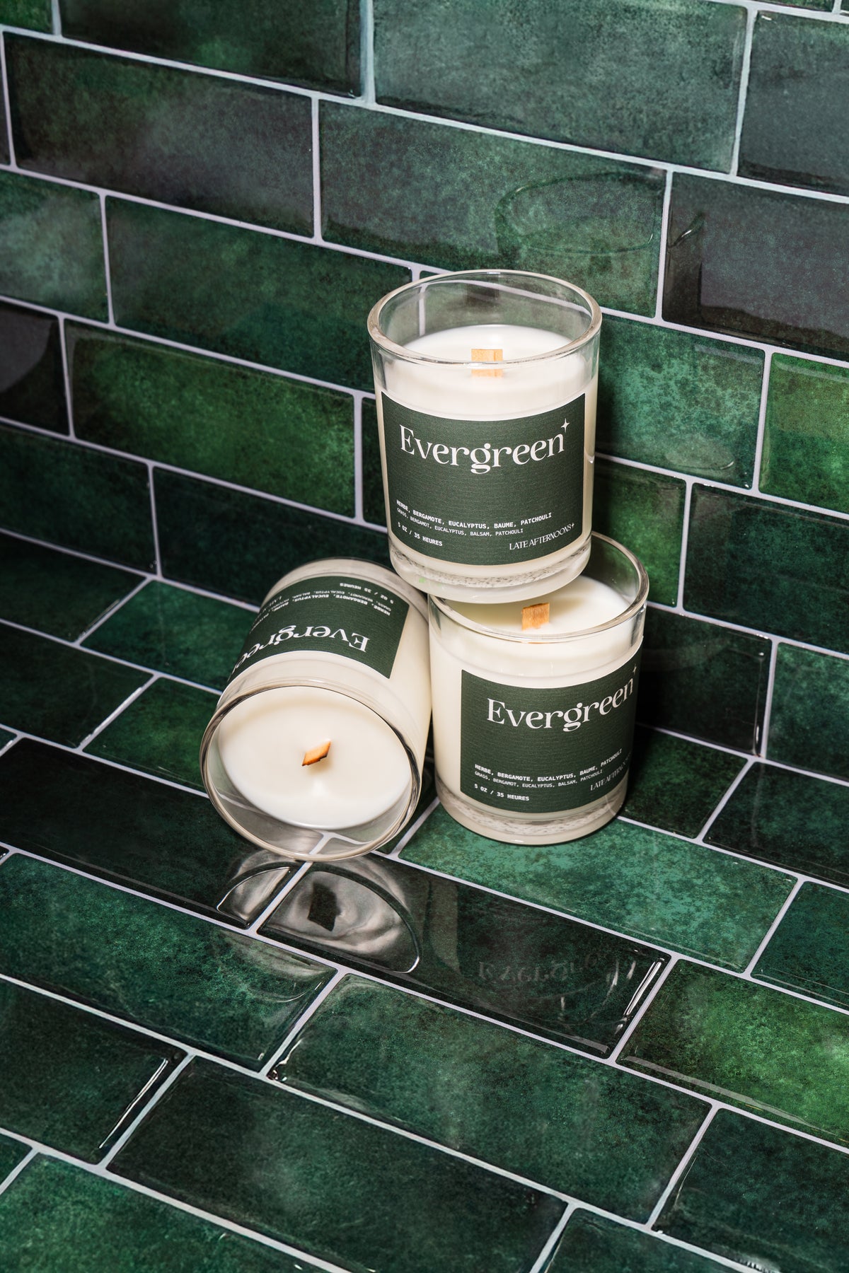 Trois bougies Evergreen de 5 oz empilées sur des tuiles vernissées vert foncé, Late Afternoons