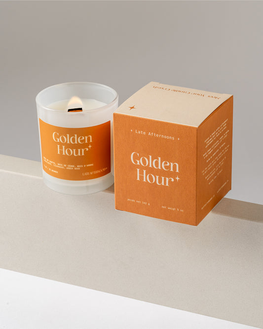 Bougie Golden Hour et sa boîte, bois de santal, cèdre et bois d'ambre, bougie à mèche de bois en cire de coco et soya coulée à la main à Montréal