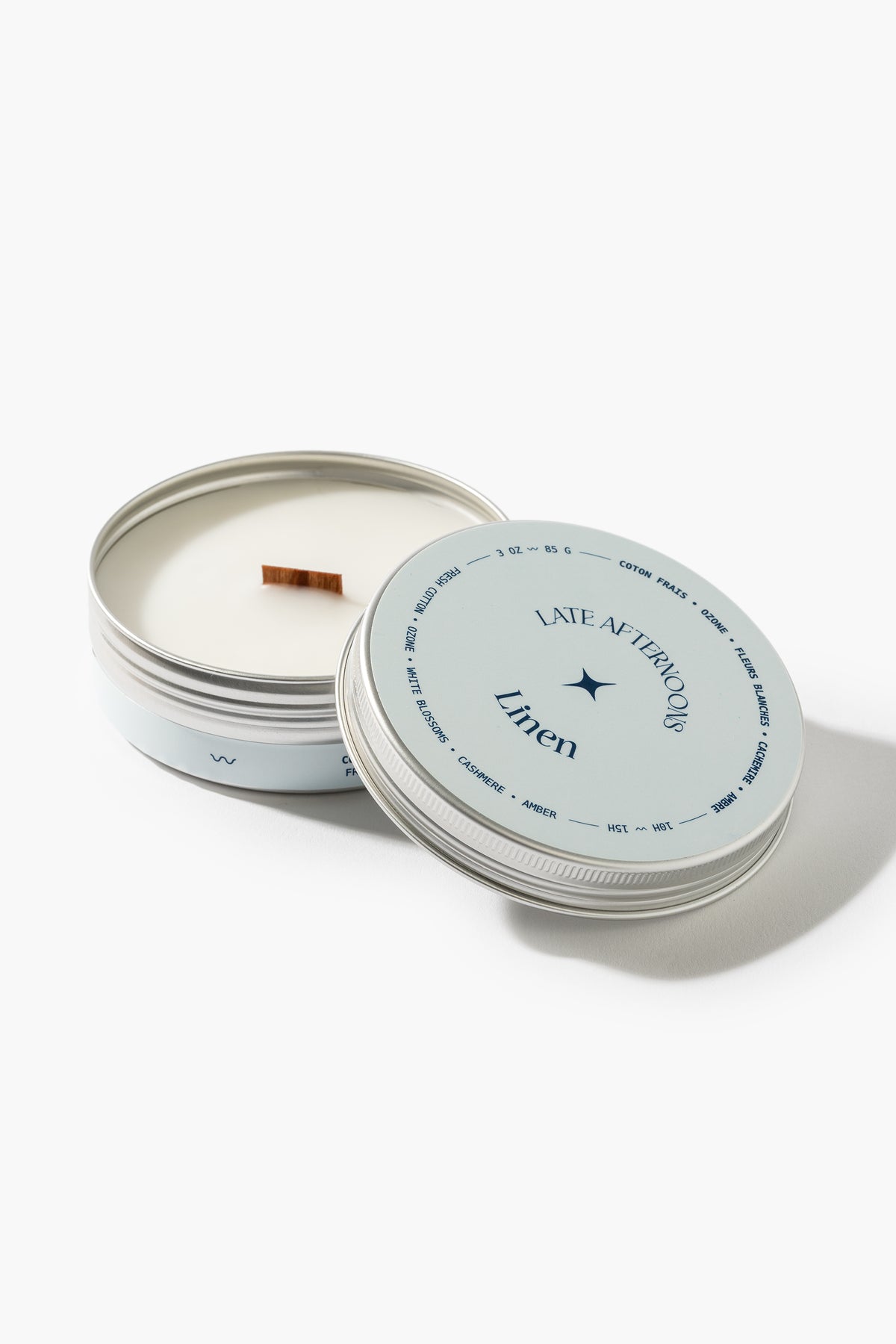 Bougie Linen en pot de 3 oz, couvercle bleu pâle et mèche de bois, Late Afternoons