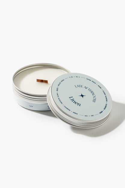 Bougie Linen en pot de 3 oz, couvercle bleu pâle et mèche de bois, Late Afternoons