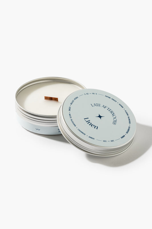 Bougie Linen en pot de 3 oz, couvercle bleu pâle et mèche de bois, Late Afternoons