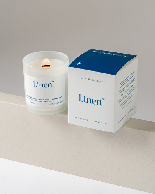 Bougie Linen et sa boîte, coton frais, fleurs blanches et ozone, bougie à mèche de bois en cire de coco et soya coulée à la main à Montréal