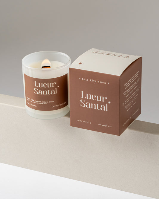 Bougie Lueur Santal et sa boîte, cognac, chêne, vanille et bois de santal, bougie à mèche de bois en cire de coco et soya coulée à la main à Montréal