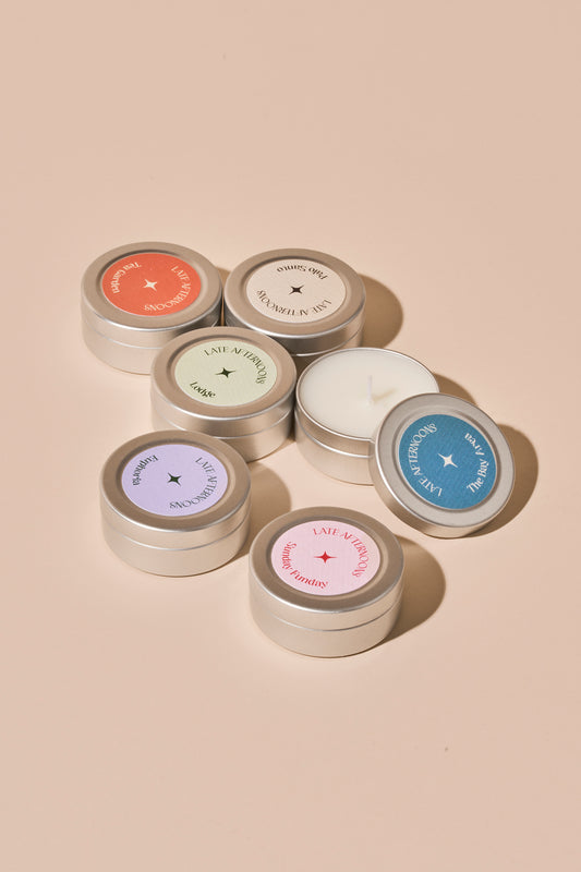 Kit découverte Mini Crush, six mini bougies en pot à couvercles colorés sur fond rose