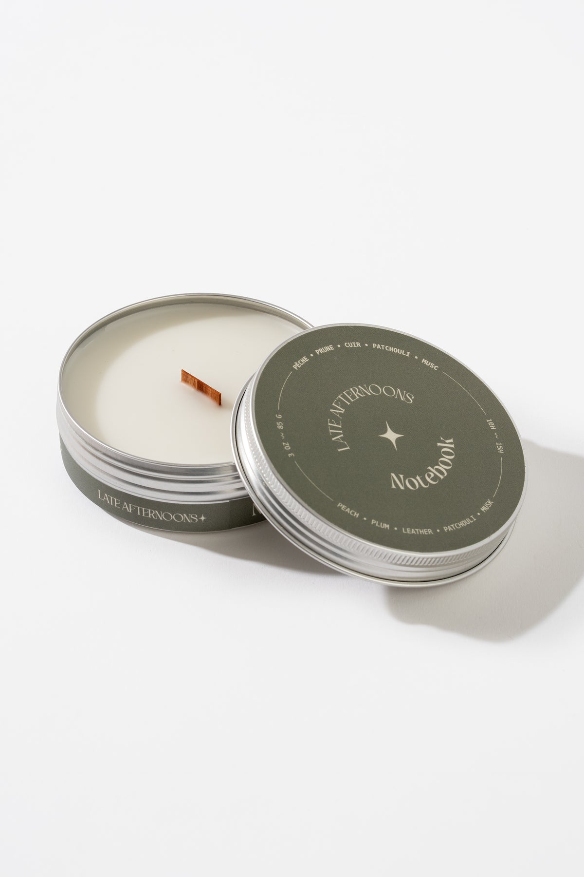 Bougie Notebook en pot de 3 oz, couvercle vert sauge et mèche de bois, Late Afternoons
