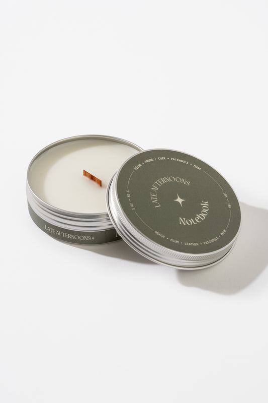 Bougie Notebook en pot de 3 oz, couvercle vert sauge et mèche de bois, Late Afternoons